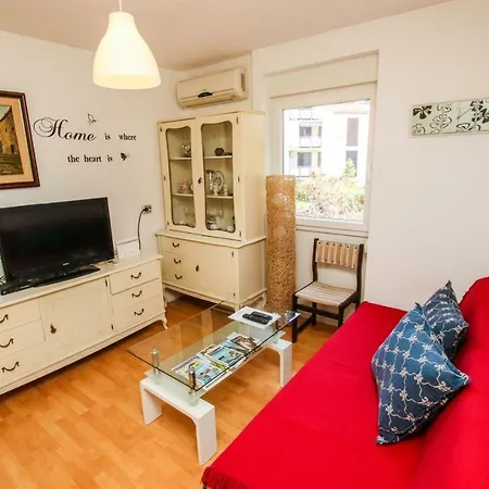 Nina - Two Bedroom With Two Balcony Near The Apartment