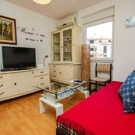 Nina - Two Bedroom With Two Balcony Near The Apartment