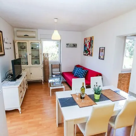 Nina - Two Bedroom With Two Balcony Near The Porec