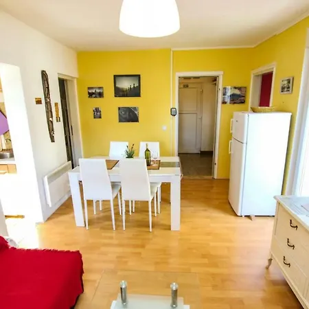 Apartment Nina - Two Bedroom With Two Balcony Near The Porec